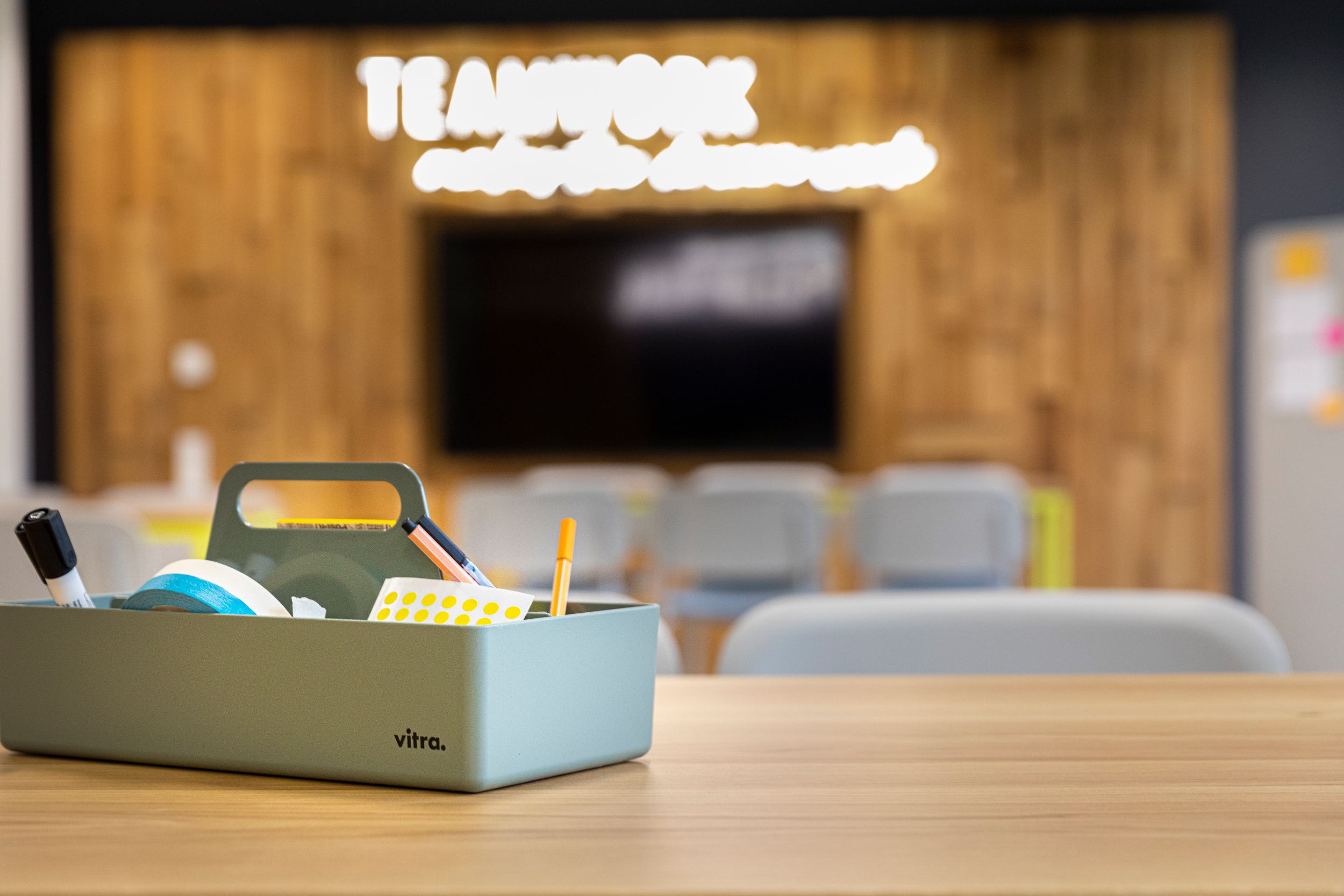 Die Vitratoolbox als treuer Begleiter für den Office Alltag, Neon"Teamwork makes the dream work"