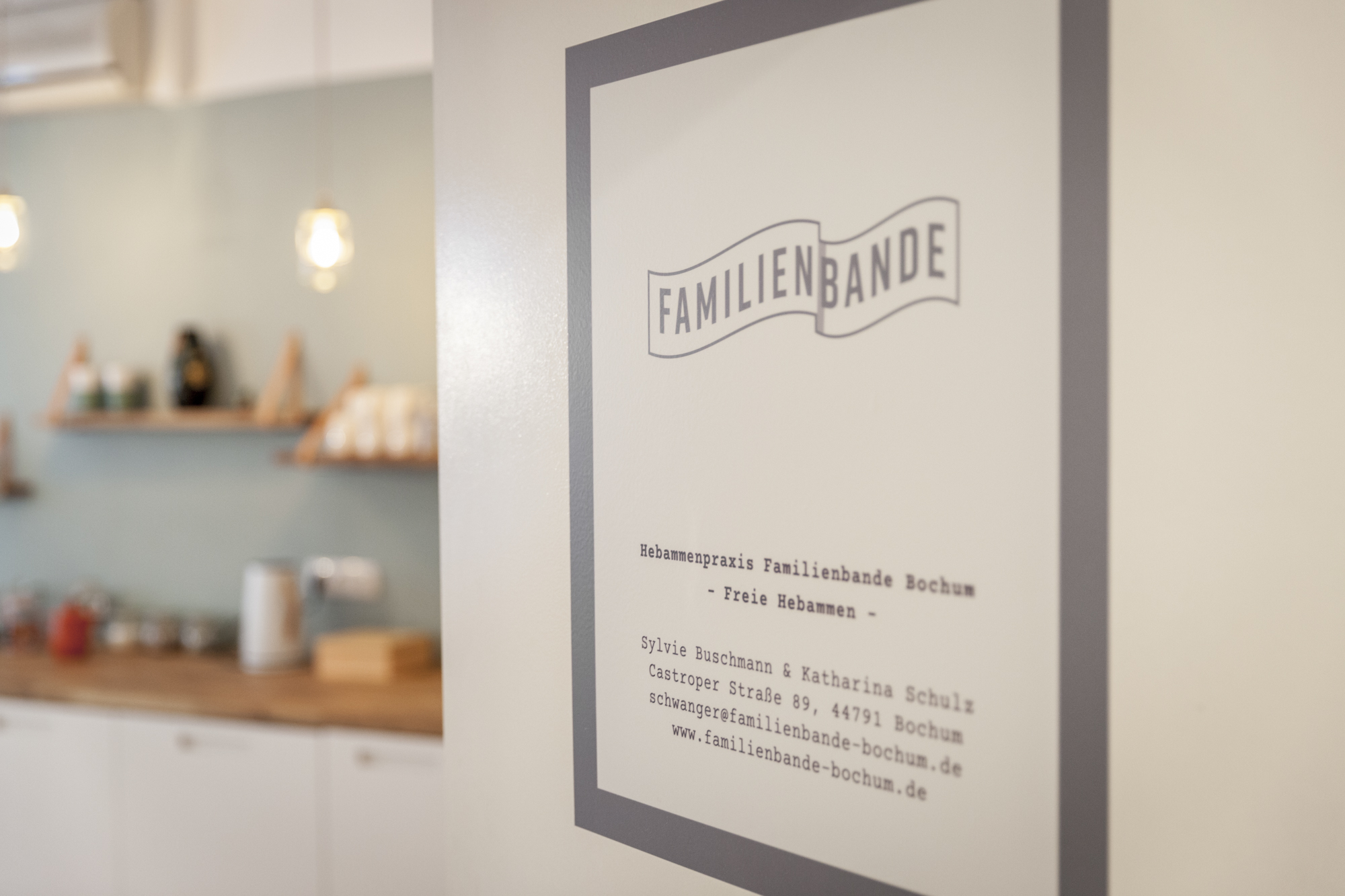Eingangstür mit Logo der Familienbande