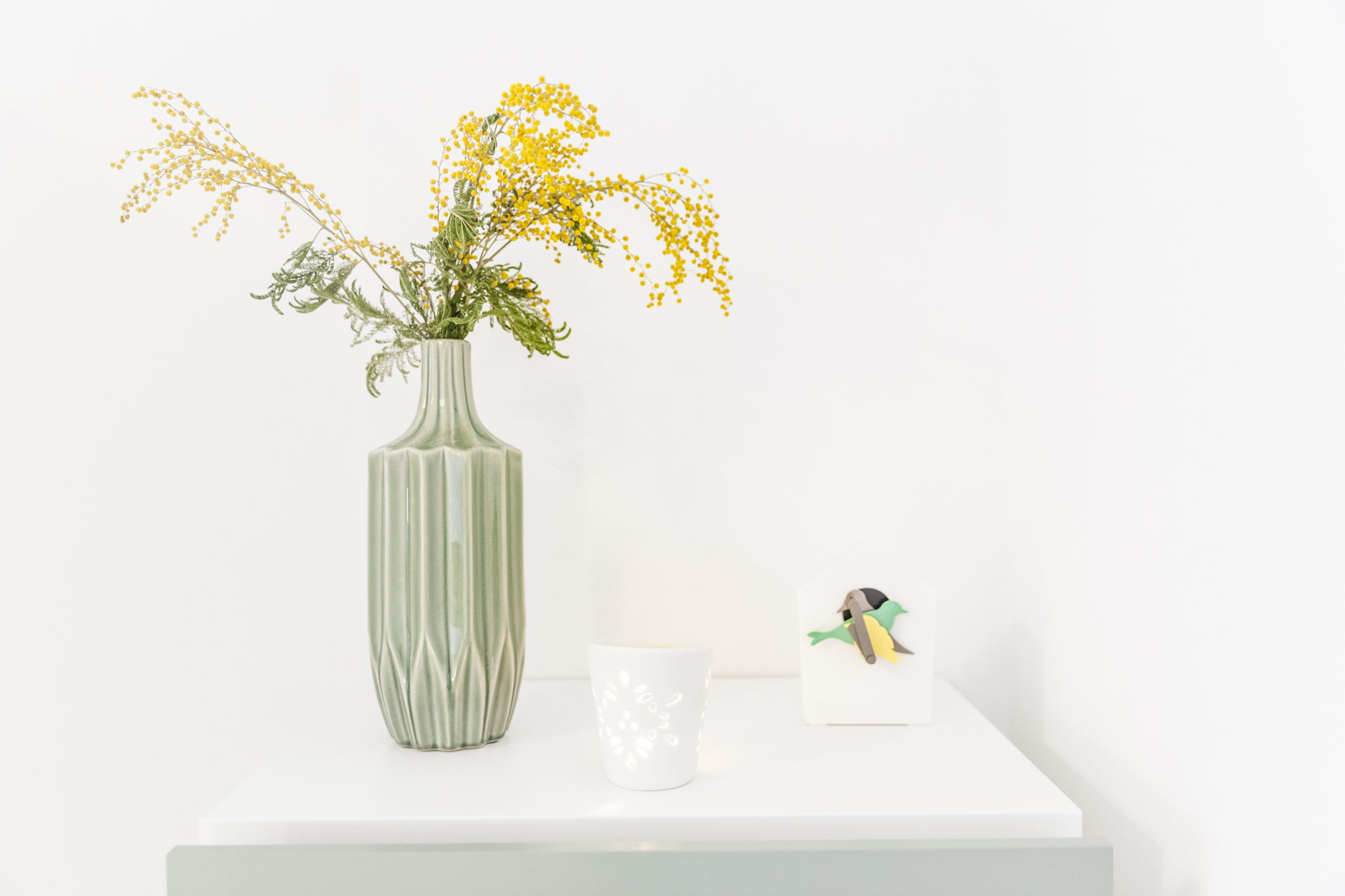 Blumenvase mit gelben Blumen